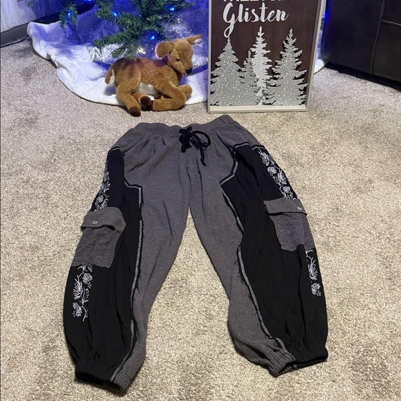 POL Crochet NWOT Solid Pattern Thermal Knitted Bottom Floral Embroidery- SMALL - Picture 5 of 13